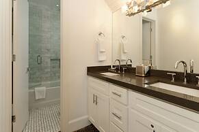 Independence Square Lodge by Frias