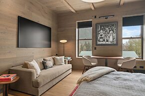 Independence Square Lodge by Frias