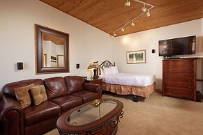 Independence Square Lodge by Frias