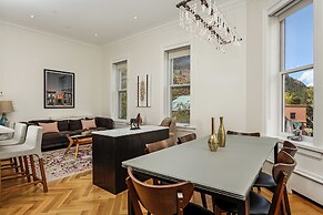 Independence Square Lodge by Frias