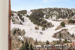 Independence Square Lodge by Frias