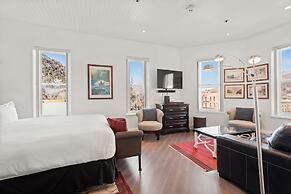 Independence Square Lodge by Frias