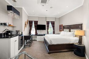 Independence Square Lodge by Frias