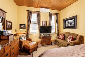 Independence Square Lodge by Frias