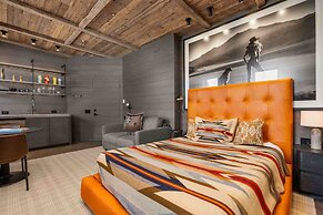Independence Square Lodge by Frias