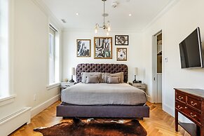 Independence Square Lodge by Frias