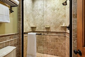 Independence Square Lodge by Frias