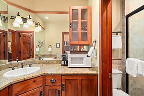 Independence Square Lodge by Frias