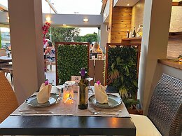 Caravel Apartment Hotel