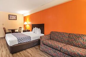 Econo Lodge Inn & Suites Airport