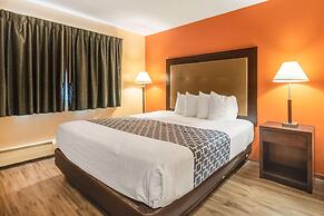 Econo Lodge Inn & Suites Airport