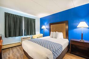 Econo Lodge Inn & Suites Airport