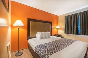 Econo Lodge Inn & Suites Airport