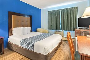 Econo Lodge Inn & Suites Airport