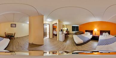 Econo Lodge Inn & Suites Airport