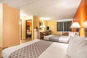 Econo Lodge Inn & Suites Airport