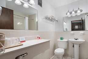 Econo Lodge Inn & Suites Airport