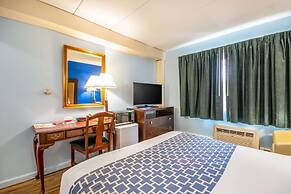 Econo Lodge Inn & Suites Airport