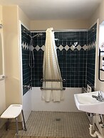 Holland Inn & Suites