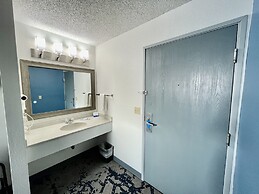 Rodeway Inn near I-35 Lamoni