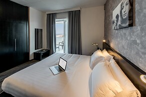 Sea Lion Hotel