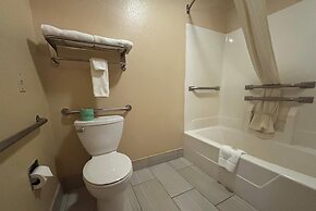 Super 8 by Wyndham Paris IL