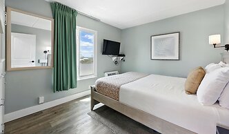 Beacher's Lodge Oceanfront Suites