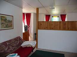 The Elms Waterfront Cottages