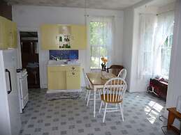 The Elms Waterfront Cottages