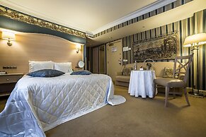 IMPERIAL Hotel & Restaurant