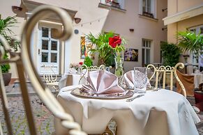 IMPERIAL Hotel & Restaurant