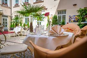 IMPERIAL Hotel & Restaurant