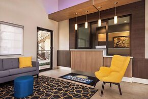 Days Inn & Suites by Wyndham Houston Hobby Airport