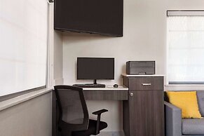 Days Inn & Suites by Wyndham Houston Hobby Airport