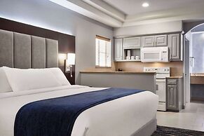 Days Inn & Suites by Wyndham Houston Hobby Airport