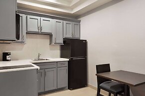 Days Inn & Suites by Wyndham Houston Hobby Airport