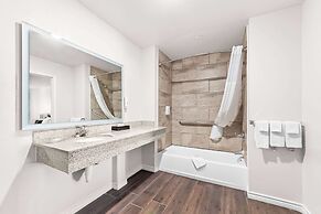 Quality Inn & Suites Port Lavaca near Lighthouse Beach