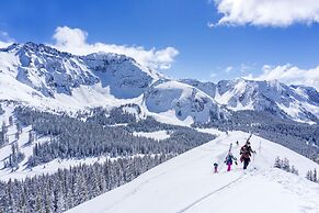 Fairmont Heritage Place, Franz Klammer Lodge