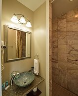 Above The Beach Guest Suites