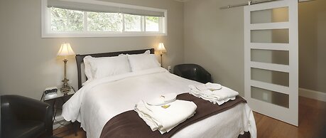 Above The Beach Guest Suites