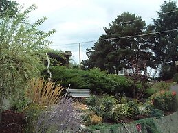 Above The Beach Guest Suites