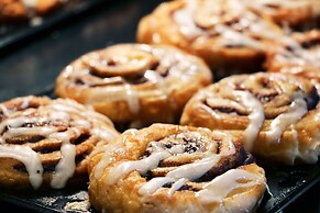 Holiday Inn Express & Suites Bloomington by IHG