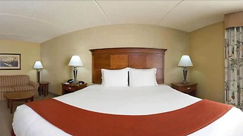 Holiday Inn Express & Suites Bloomington by IHG