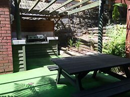 Adina Place Motel Apartments