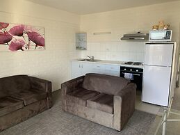 Adina Place Motel Apartments