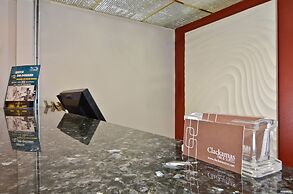 Clackamas Inn & Suites