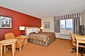 Clackamas Inn & Suites