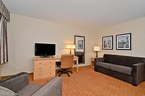 Clackamas Inn & Suites