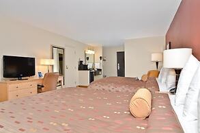 Clackamas Inn & Suites