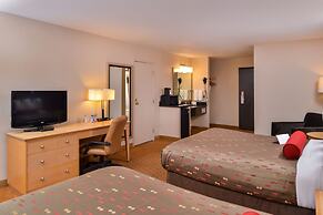 Clackamas Inn & Suites